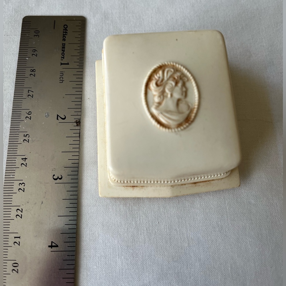 Elegant Cream Cameo Jewelry Box